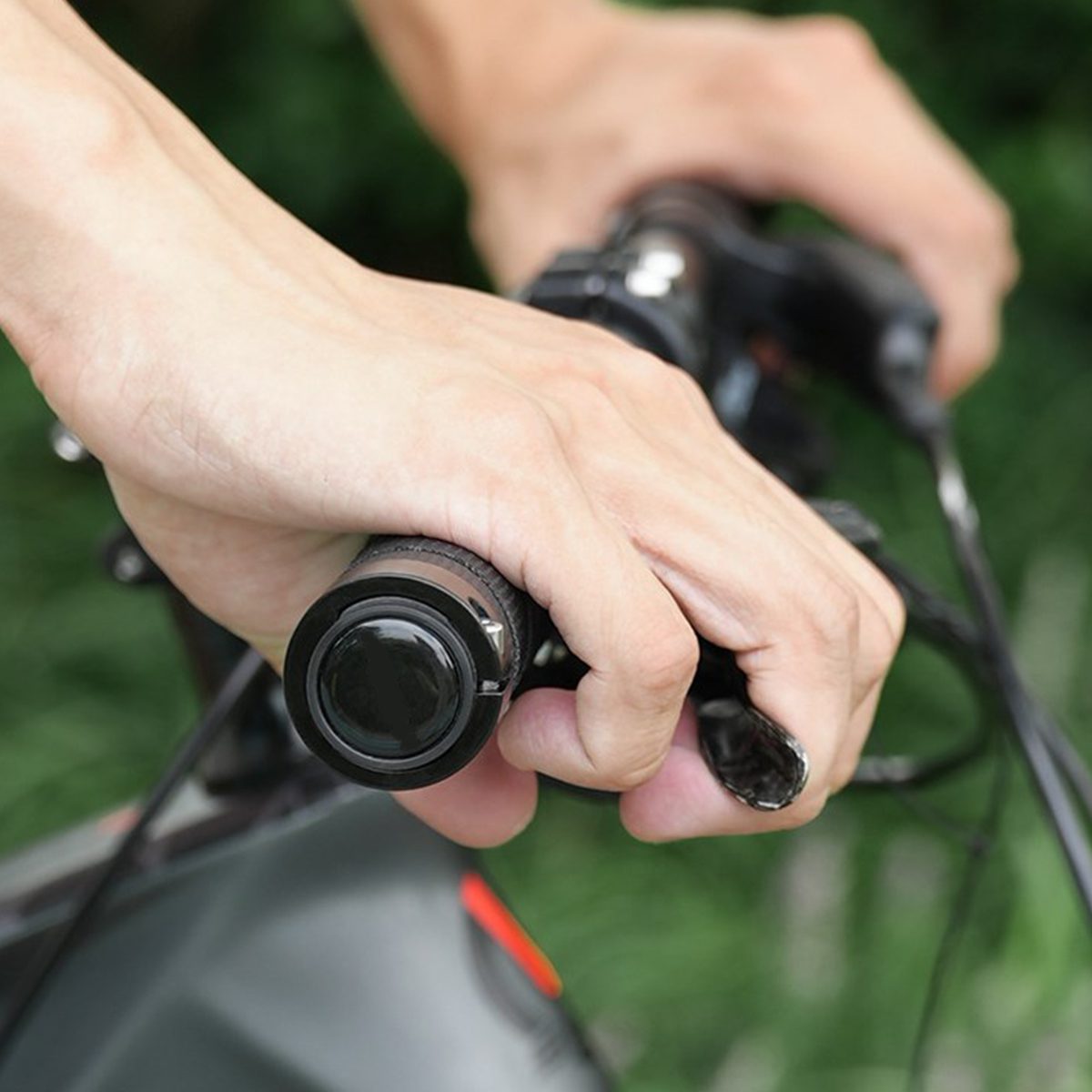 CATAZER 98g lightweight grips installed on mountain bike handlebars CATAZER 98g lightweight grips installed on mountain bike handlebars