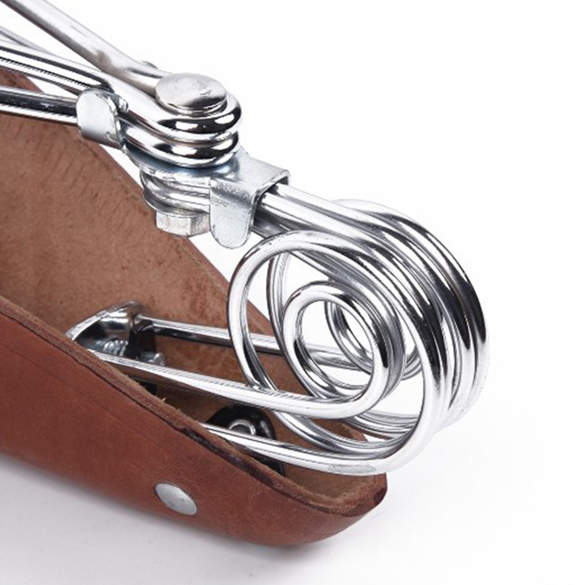 CATAZER brown retro seat on city bike – adds warm classic style to urban rides