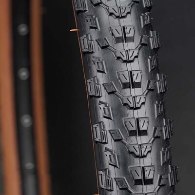 Wear resistant and anti-skid tire tread