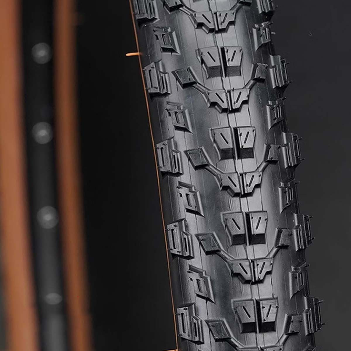 Wear resistant and anti-skid tire tread